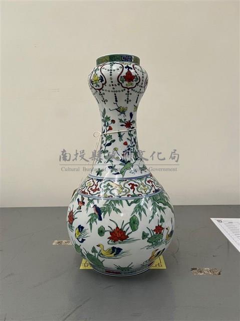 仿明萬曆鬥彩池塘景色蒜頭瓶(複製品)藏品圖，第1張