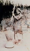 昭和年間新高郡布農族婦女搗粟照藏品圖，第1張