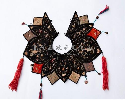 黑地桃形彩繡雲肩藏品圖，第1張