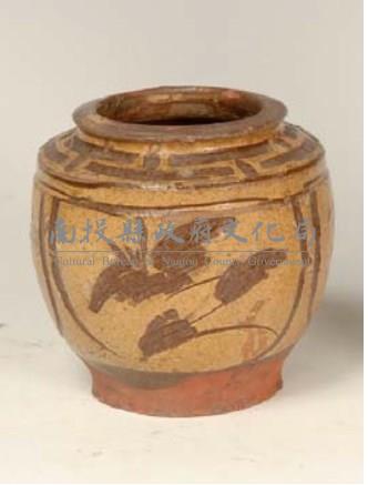 黃釉刻花罐藏品圖，第1張