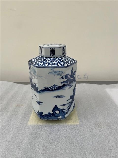 仿清康熙青花玩童六角蓋罐(複製品)藏品圖，第1張