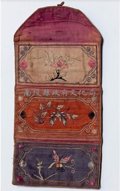花蝶彩繡三摺褡褳藏品圖，第1張