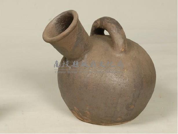 圓形男用夜壺藏品圖，第1張