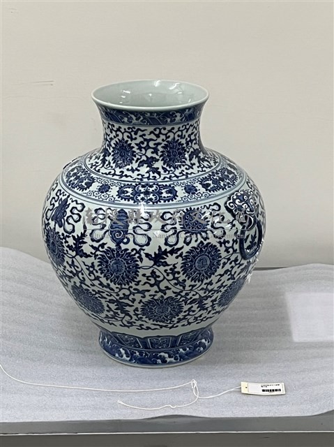 仿清乾隆青花八寶雙獅耳瓶(複製品)藏品圖，第1張