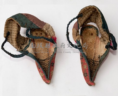 三色地花卉釘針繡弓鞋藏品圖，第1張