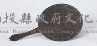 手持圓銅鏡藏品圖，第1張