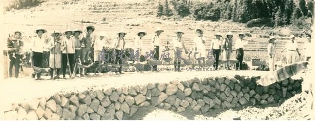 民國32年鹿谷鄉民從事建路工程義務勞動照藏品圖，第1張