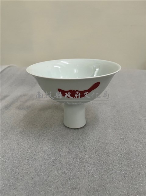 仿清雍正釉裡紅三魚大高足盌(複製品)藏品圖，第1張