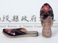客家黑地彩繡花卉女拖鞋藏品圖，第1張