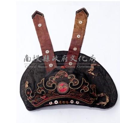 黑綢地鴟鴞如意形彩繡兒童風帽藏品圖，第1張