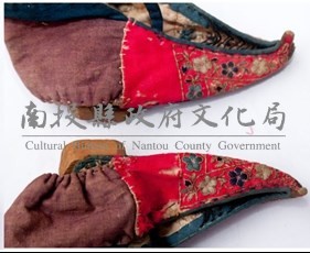 三色地花卉釘針繡弓鞋藏品圖，第4張