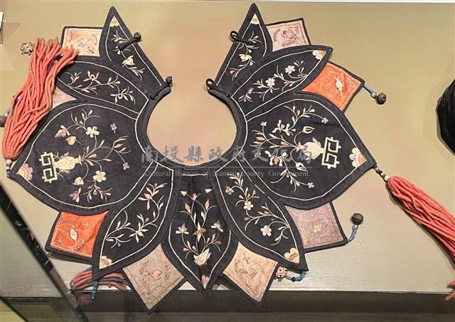 黑地桃形彩繡雲肩藏品圖，第2張