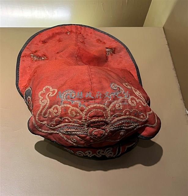 紅絨地刺繡狗頭童風帽藏品圖，第2張