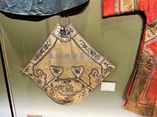 白地寫意花鳥蝶刺繡鎖邊肚兜藏品圖，第2張