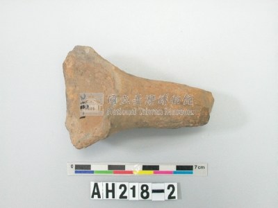 灰褐色素面陶藏品圖，第1張
