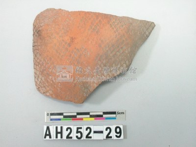 紅色方格印紋陶片藏品圖，第1張