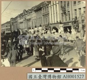 民國三十五年市民舉行街頭遊行慶祝元旦藏品圖，第1張