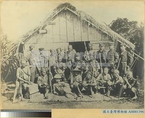 1874年牡丹社事件時西鄉從道與幕僚及臺灣原住民合照藏品圖，第1張