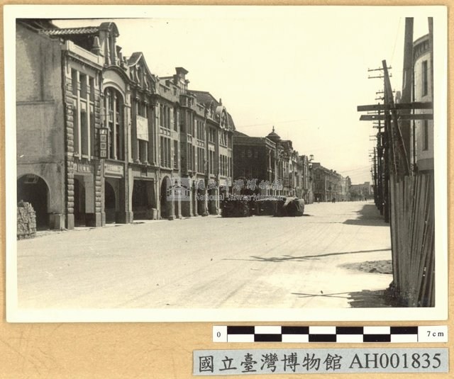 重慶南路專賣局前的三輛汽車被搗毀藏品圖，第1張
