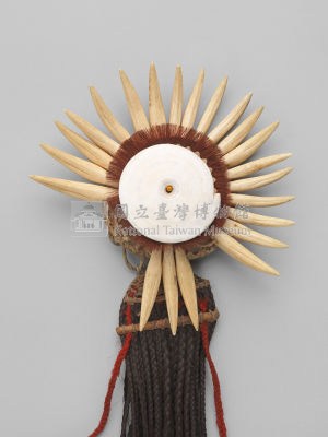 Hat-insignia made of wild boar teeth and cone shell disc Collection Image, Figure 8, Total 10 Figures