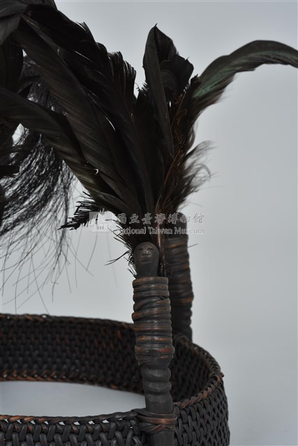 籐編木雕人像羽毛頭飾藏品圖，第12張