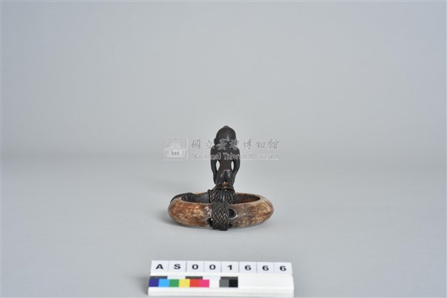 木雕人像石質臂環藏品圖，第2張