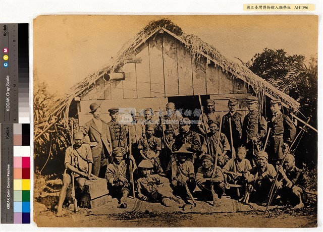 1874年牡丹社事件時西鄉從道與幕僚及臺灣原住民合照藏品圖，第2張