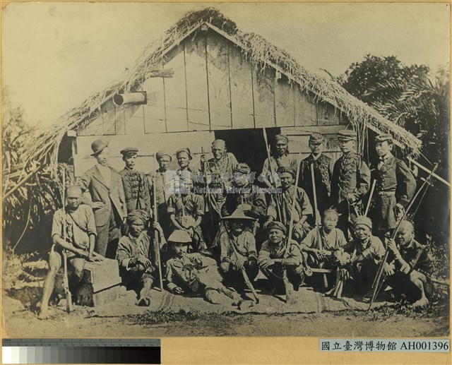 1874年牡丹社事件時西鄉從道與幕僚及臺灣原住民合照藏品圖，第3張
