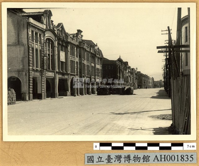 重慶南路專賣局前的三輛汽車被搗毀藏品圖，第2張
