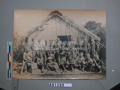 1874年牡丹社事件時西鄉從道與幕僚及臺灣原住民合照藏品圖，第4張