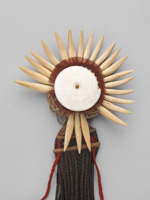 Hat-insignia made of wild boar teeth and cone shell disc Collection Image, Figure 8, Total 6 Figures
