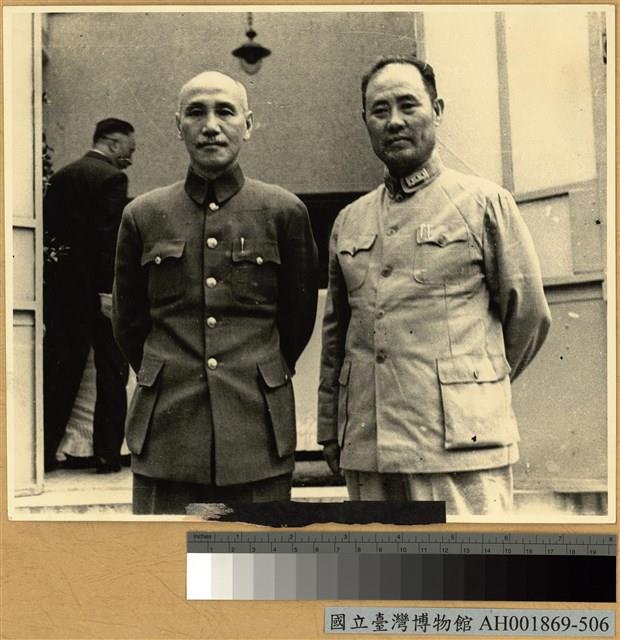 蔣主席與傅作義將軍在北平合影藏品圖，第2張