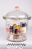 玻璃真空防潮櫃、裝有閃爍體藏品圖，第1張