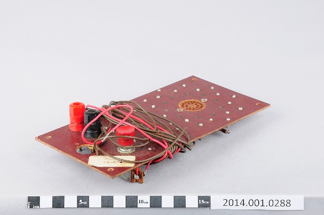 以木板串接電線與電阻的自製儀器或作業的圖片
