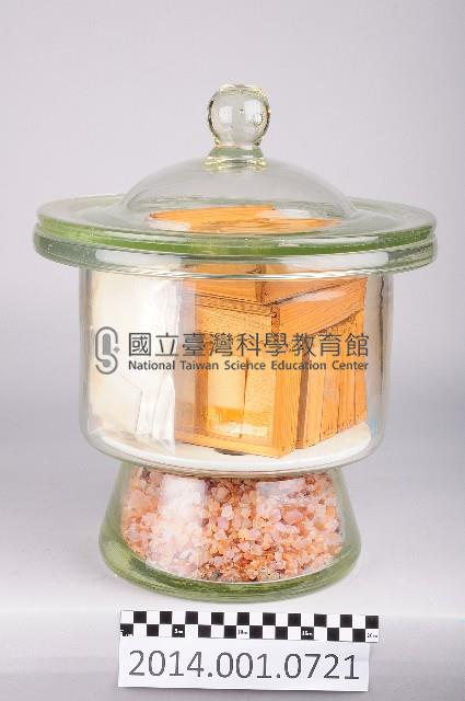 玻璃真空防潮櫃、裝有原子生命週期實驗耗材藏品圖，第1張