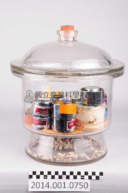 玻璃真空防潮櫃、裝有閃爍體藏品圖，第1張