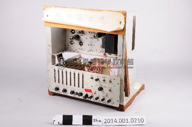 資料輸出單元與自製儀器架藏品圖，第1張