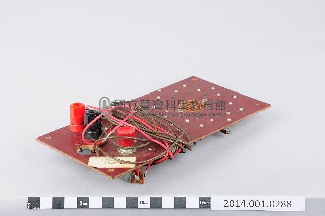以木板串接電線與電阻的自製儀器或作業藏品圖，第1張