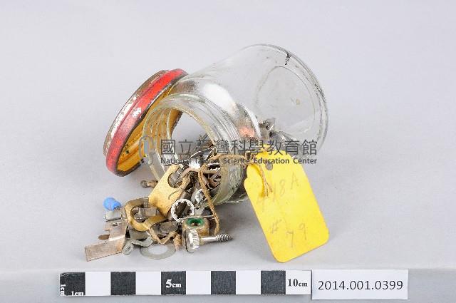 墊片、螺絲、螺帽(以紅色瓶蓋玻璃瓶裝盛)藏品圖，第1張