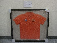 美國田徑隊教練簽名在國立體育大學30週年紀念衫(裝框)藏品圖，第1張