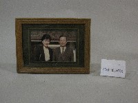 蔡敏忠校長與他妻子的合照-相片(裝框)藏品圖，第1張