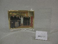 蔡敏院長忠榮獲美國印第安那大學「國際傑出校友」獎牌-相片(裝框)藏品圖，第1張