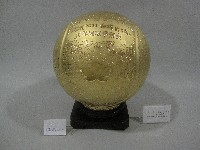 球王納達爾及費雷爾紀念金網球模型藏品圖，第1張