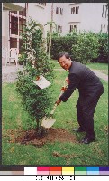 國立體育學院歷任校長參與民國91年4月植樹儀式4-相片藏品圖，第1張