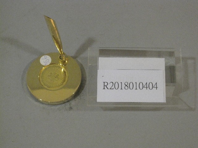 紙鎮筆筒紀念品-美國洛克海文大學贈的圖片