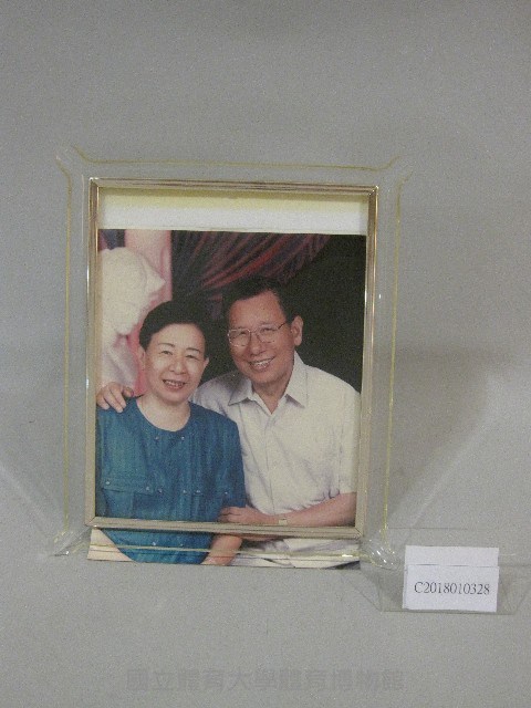 蔡敏忠與妻子合照-相片(裝框)藏品圖，第2張