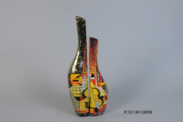 越南胡志明體育大學致贈釉彩對瓶藏品圖，第1張