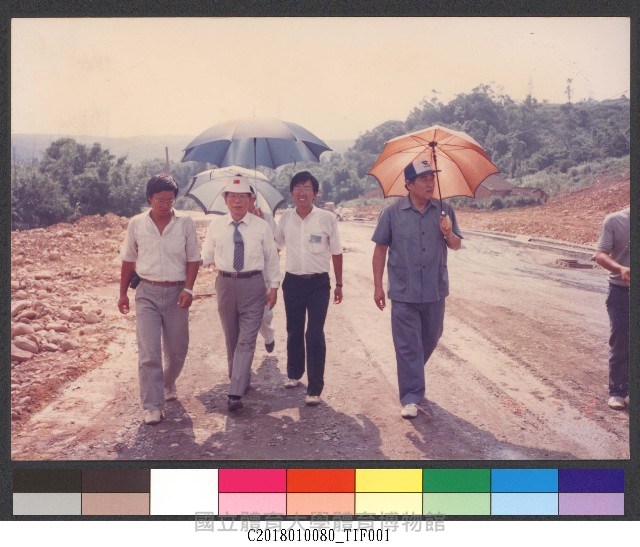 蔡敏忠院長巡視合影1(國立體育學院創校照)-相片藏品圖，第1張