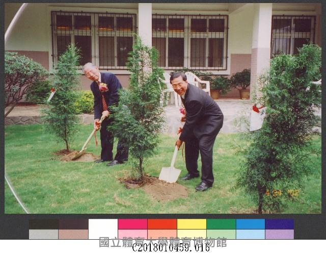 國立體育學院歷任校長參與民國91年4月植樹儀式16-相片藏品圖，第1張