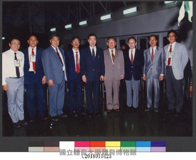 國立體育學院於民國79年4月13日承辦21屆大專柔道賽開幕典禮後與貴賓合影-相片藏品圖，第1張